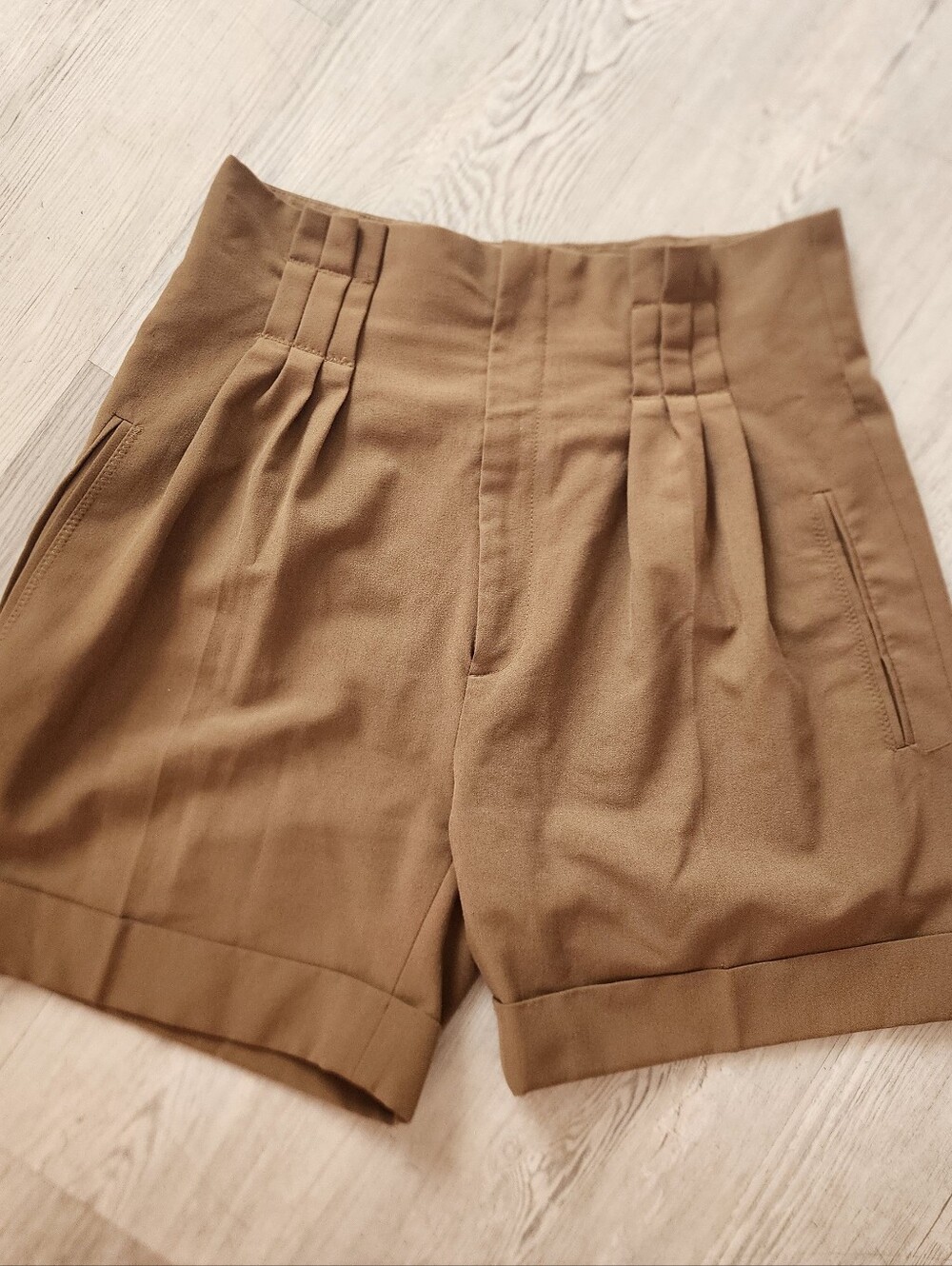 Nice Suzy Shier Tan High-Waist Pleated Shorts